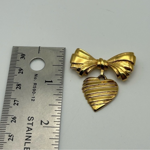Vintage Avon Gold Tone Textured Ribbon Hanging Heart Brooch Pin Mother’s Day - Picture 7 of 9